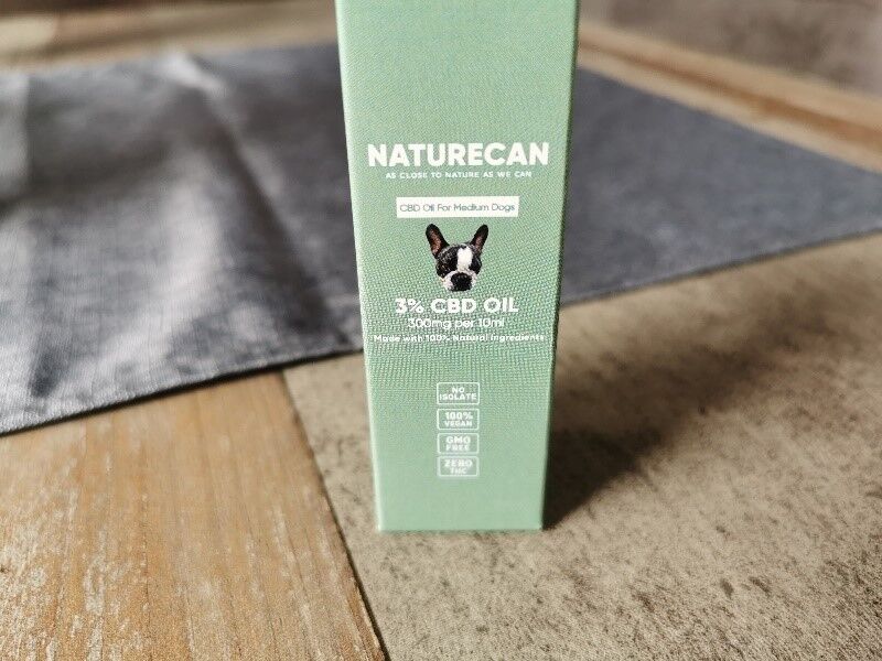 Das niedrig-dosierte CBD Hunde Öl hat einen kleinen Hund auf der Verpackung.  Foto: Maren Bertits