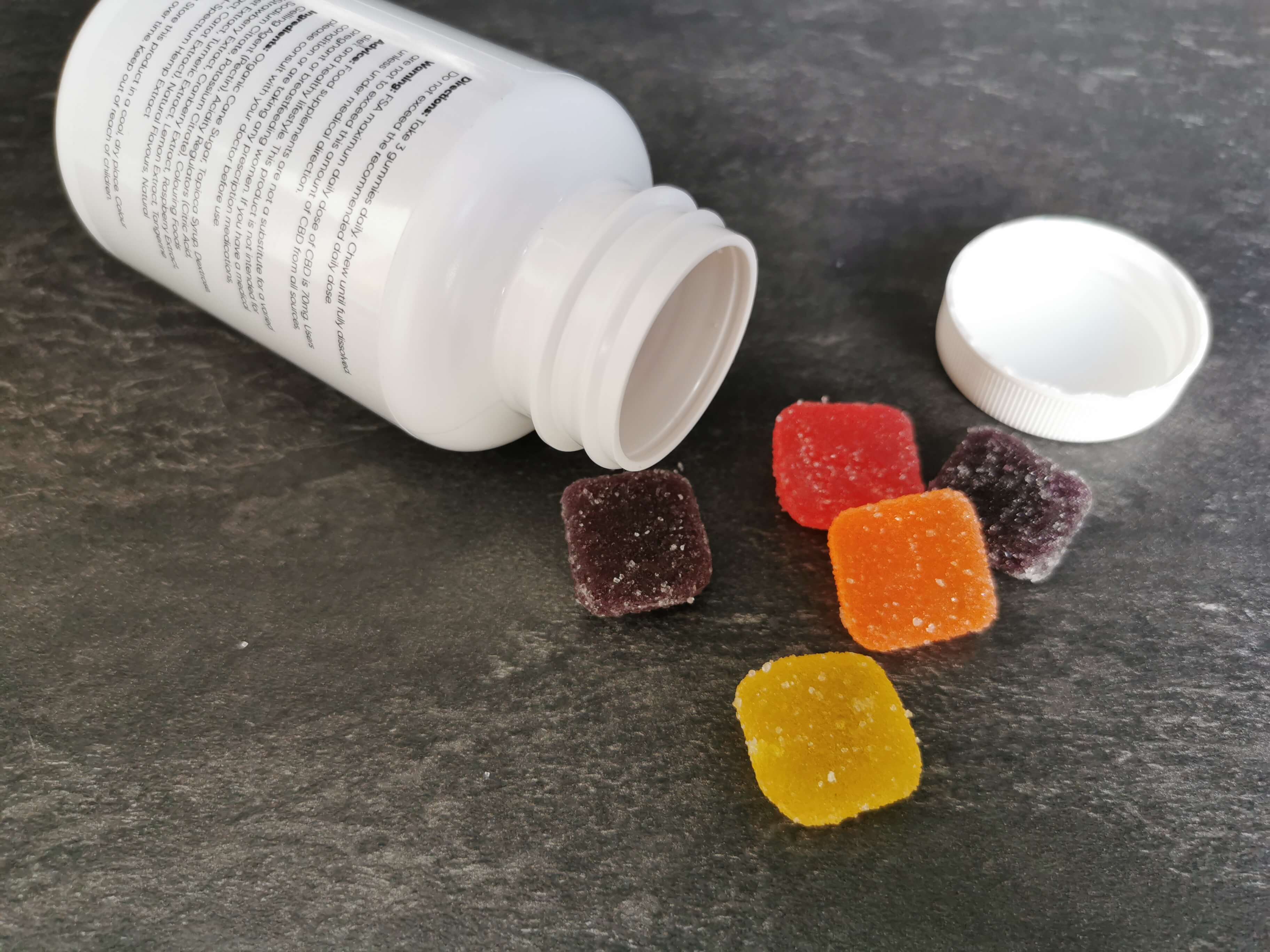 Die bunten Fruchtgummis enthalten 10 mg CBD. Foto: © Die Grüne Oase